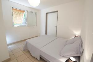 A bed or beds in a room at Appart 2 chambres cosy proche plages et centre