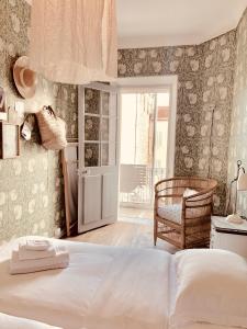 カンヌにあるClassic Appartementのベッドルーム1室(白いベッド1台、ガラスのスライドドア付)