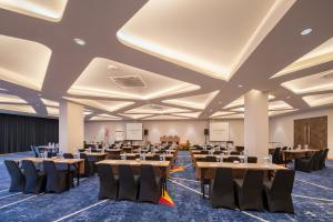 Restavracija oz. druge možnosti za prehrano v nastanitvi Luminor Hotel Airport Sidoarjo By WH , Best Choice and Strategic Location with a Rooftop area in Town