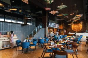 Restavracija oz. druge možnosti za prehrano v nastanitvi Luminor Hotel Airport Sidoarjo By WH , Best Choice and Strategic Location with a Rooftop area in Town
