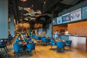 Restaurace v ubytování Luminor Hotel Airport Sidoarjo By WH , Best Choice and Strategic Location with a Rooftop area in Town