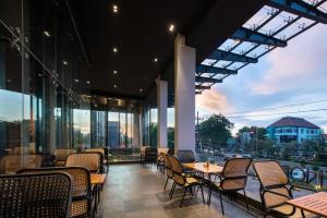 Fotografie z fotogalerie ubytování Luminor Hotel Airport Sidoarjo By WH , Best Choice and Strategic Location with a Rooftop area in Town v destinaci Sidoarjo