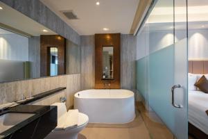 Kopalnica v nastanitvi Luminor Hotel Airport Sidoarjo By WH , Best Choice and Strategic Location with a Rooftop area in Town