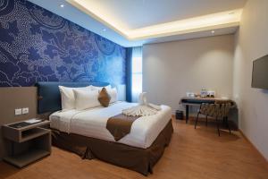 Postelja oz. postelje v sobi nastanitve Luminor Hotel Airport Sidoarjo By WH , Best Choice and Strategic Location with a Rooftop area in Town