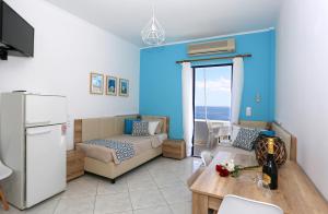 een woonkamer met een bank en een tafel bij Yiannis Studios in Agia Marina Aegina