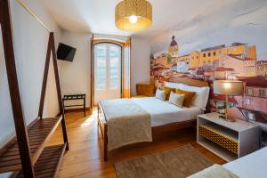 Varandas de Lisboa - Tejo River Apartments & Rooms في لشبونة: غرفة فندق فيها سرير و لوحة على الحائط