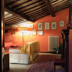 - une chambre avec un lit dans une pièce aux murs orange dans l'établissement Sotto i tetti del borgo, à Spolète