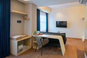 TV in/ali zabaviščno središče v nastanitvi Luminor Hotel Airport Sidoarjo By WH , Best Choice and Strategic Location with a Rooftop area in Town