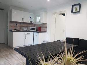 Kuchyňa alebo kuchynka v ubytovaní Picurka Apartman