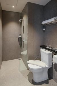 Kopalnica v nastanitvi Luminor Hotel Airport Sidoarjo By WH , Best Choice and Strategic Location with a Rooftop area in Town