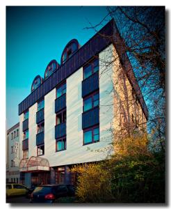 a large building with windows on the side of it at Hotel am Schloss Broich in Mülheim an der Ruhr