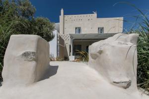 een huis met een gebouw op de achtergrond bij Archetypo Villas and Suites in Naxos Chora
