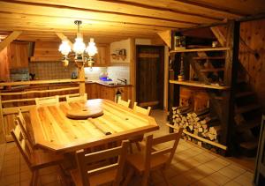 Kuchyň nebo kuchyňský kout v ubytování Au Petit Gîte Les Paccots