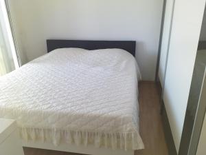 Postel nebo postele na pokoji v ubytování Apartmani Ivan by the sea