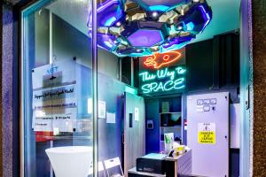 una tienda con un cartel que dice una nueva forma de espacio en MET A Space Pod at Arab Street, en Singapur