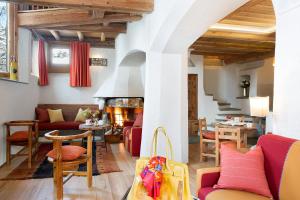 uma sala de estar com mobiliário vermelho e uma lareira em Saint Hubertus Resort em Breuil-Cervinia