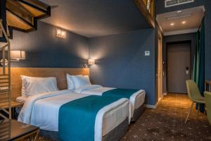Rúm í herbergi á Gladius Inn Boutique Hotel by DNT Group