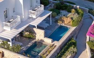 Milos Breeze Boutique Hotel内部或周边的泳池