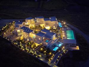 Milos Breeze Boutique Hotel内部或周边的泳池