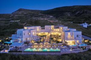 阿波罗尼亚Milos Breeze Boutique Hotel的夜晚的白色大房子的空中景色