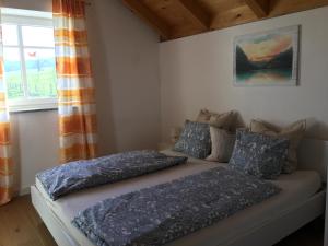 1 dormitorio con 2 camas y ventana en Luxusappartement, en Zell am Moos