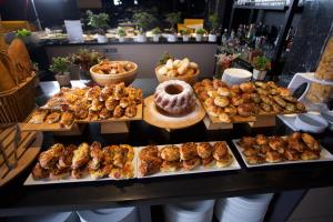 - un buffet composé de nombreux types de pâtisseries et autres aliments dans l'établissement ibis Styles Istanbul Bomonti, à Istanbul