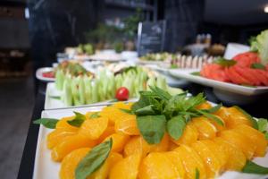 une rangée de plaques alimentaires avec des oranges et des légumes dans l'établissement ibis Styles Istanbul Bomonti, à Istanbul