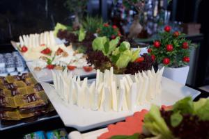 une table avec un étalage de nourriture sur une table dans l'établissement ibis Styles Istanbul Bomonti, à Istanbul