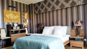 een hotelkamer met een bed en een televisie bij Apartment Gdańsk Seaside & City Center in Gdańsk