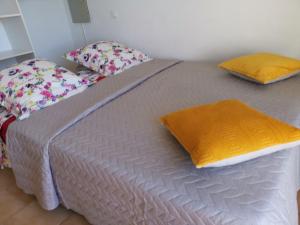 1 cama grande con 2 almohadas encima en Colocha, en Cargèse