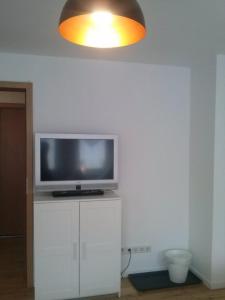 Una televisión o centro de entretenimiento en Ferienwohnung Konrad - nahe Chemnitz