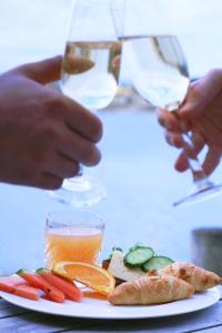 um prato de comida com legumes e um copo de vinho em Brudhäll Hotel & Restaurant em Kökar