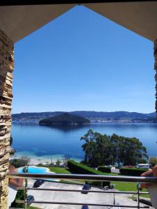 einen Balkon mit Seeblick in der Unterkunft Chalet en Combarro a pie de playa in Poio