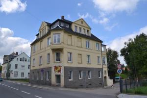 a large yellow building on the corner of a street at Ferienwohnung Konrad - nahe Chemnitz in Limbach-Oberfrohna