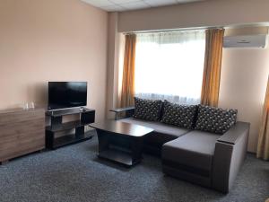 Mini Hotel on Brovarskaya的电视和/或娱乐中心