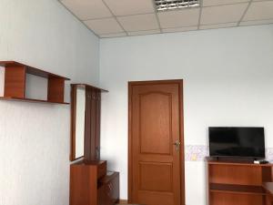 Mini Hotel on Brovarskaya的电视和/或娱乐中心