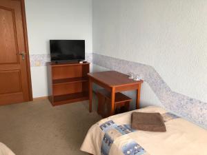 Mini Hotel on Brovarskaya的电视和/或娱乐中心