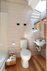 
A bathroom at Como Cottage Accommodation

