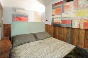 Como Cottage Accommodation في أوليندا: غرفة نوم بسرير ودهان على الحائط