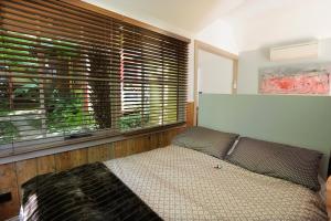 
A bed or beds in a room at Como Cottage Accommodation
