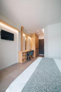 TV a/nebo společenská místnost v ubytování Minoa Hotel