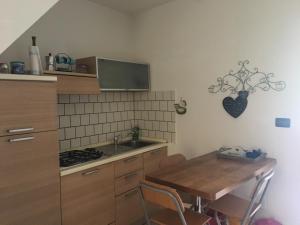 una pequeña cocina con mesa de madera y fregadero en Borgo house, en Arcola