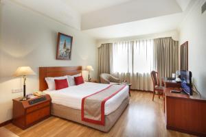 Rúm í herbergi á Royal Singi Hotel