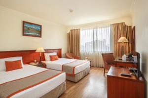 Rúm í herbergi á Royal Singi Hotel