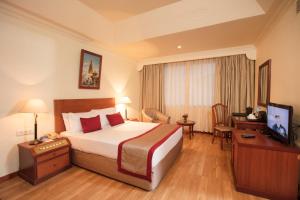 Rúm í herbergi á Royal Singi Hotel