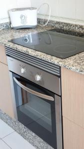 um forno com placa de fogão sentado numa cozinha em Apartamento Playa Lo Pagán em Lo Pagán