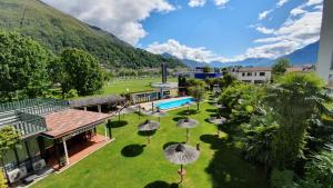 een luchtzicht op een resort met een tuin met parasols bij Hotel Tiziana in Losone