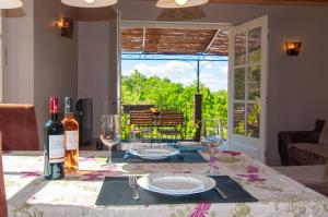 - une table avec deux verres à vin et une assiette dans l'établissement Les Bons Vivants Cévenols, à Générargues