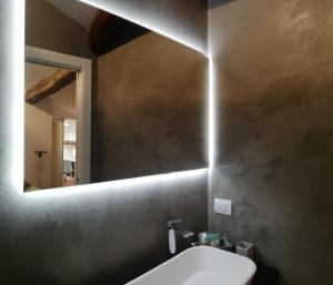 een badkamer met een wastafel en een spiegel bij la casa di Veronique in Como