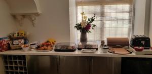 - un comptoir de cuisine avec de la nourriture dans l'établissement Redhill House BRS Airport, à Redhill